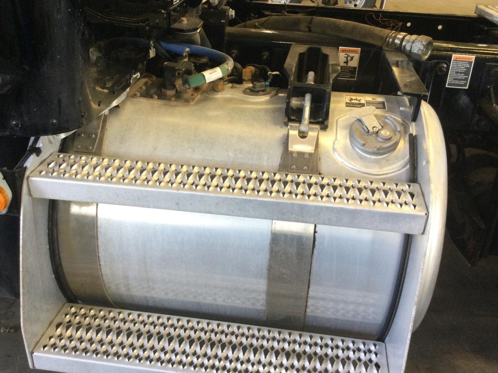 2024 Peterbilt 389 Driver side tank 